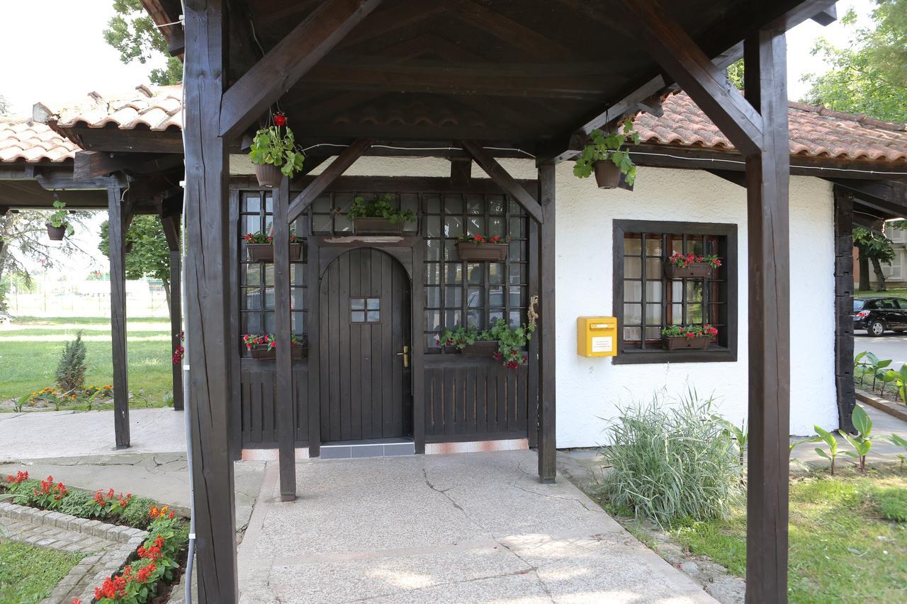 Motel Stari Hrast Markovac Екстер'єр фото